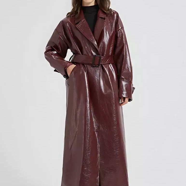 Gabardina de mujer – Piel sintética brillante – Corte con cinturón – Largo maxi