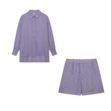 Conjunto de dos piezas para mujer: blusa holgada de manga larga con cuello camisero y pantalones cortos con cintura elástica.