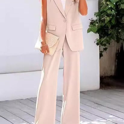 Traje de mujer – Corte entallado – Sin mangas – Solapas anchas – Cierre con botones