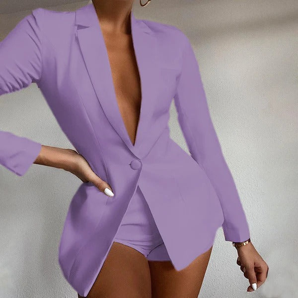 Conjunto de blazer y pantalón corto para mujer: corte entallado, escote pronunciado y look estructurado.