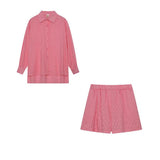Conjunto de dos piezas para mujer: blusa holgada de manga larga con cuello camisero y pantalones cortos con cintura elástica.