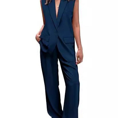 Traje de mujer – Corte entallado – Sin mangas – Solapas anchas – Cierre con botones