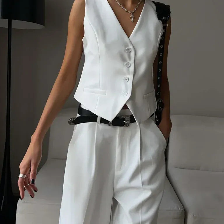 Traje de mujer: Chaleco entallado, pantalón corto largo plisado, tejido liso y estructurado.