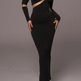 Vestido de manga larga con abertura irregular.