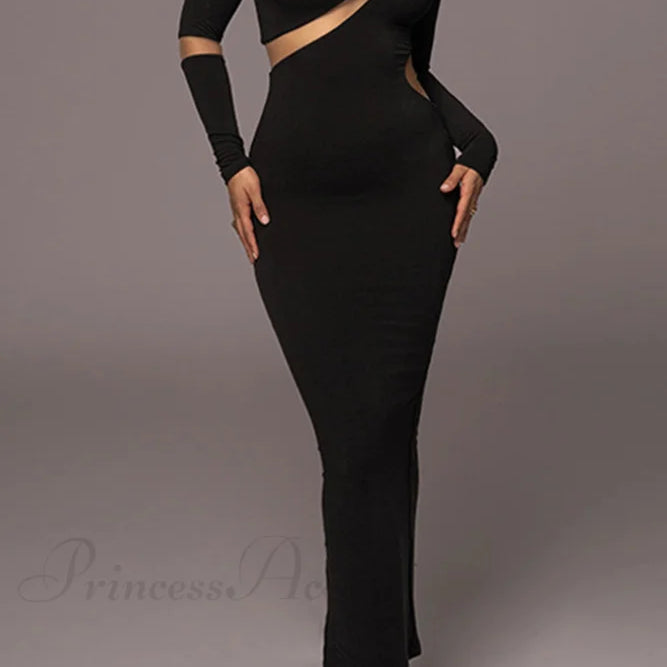 Vestido de manga larga con abertura irregular.
