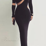 Vestido de manga larga con abertura irregular.
