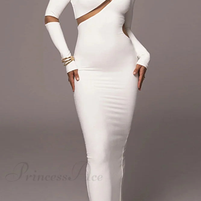 Vestido de manga larga con abertura irregular.