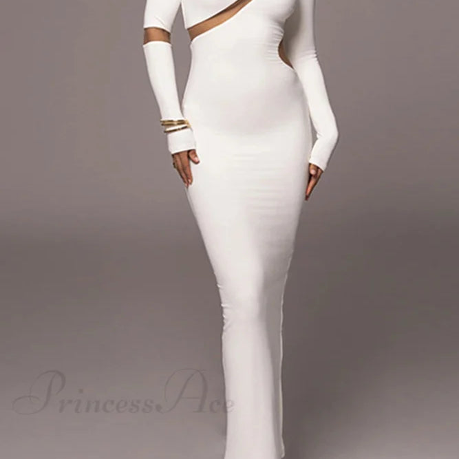 Vestido de manga larga con abertura irregular.