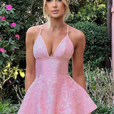 Vestido mini trapecio entallado con escote pronunciado en jacquard y escote en pico.