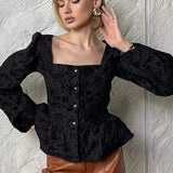 Blusa sofisticada con mangas abullonadas, cuello cuadrado y tejido jacquard.
