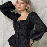 Blusa sofisticada con mangas abullonadas, cuello cuadrado y tejido jacquard.