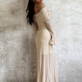 Vestido largo ajustado con diseño de hombros descubiertos y cintura ceñida en jacquard