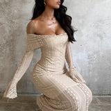 Vestido largo ajustado con diseño de hombros descubiertos y cintura ceñida en jacquard