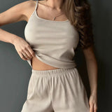 Conjunto de ropa de estar por casa para mujer: camiseta sin mangas con cuello en U y pantalones cortos cómodos con cintura elástica.