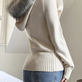Sudadera con capucha, cremallera, cuello de tejido polar y cintura ajustada.