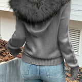 Sudadera con capucha, cremallera, cuello de tejido polar y cintura ajustada.