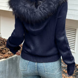 Sudadera con capucha, cremallera, cuello de tejido polar y cintura ajustada.
