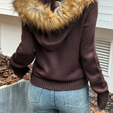 Sudadera con capucha, cremallera, cuello de tejido polar y cintura ajustada.