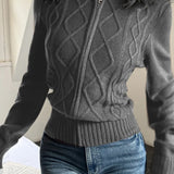 Sudadera con capucha, cremallera, cuello de tejido polar y cintura ajustada.