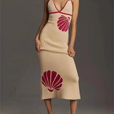Vestido midi sexy con tirantes de malla, espalda abierta y escote en pico.