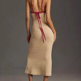 Vestido midi sexy con tirantes de malla, espalda abierta y escote en pico.