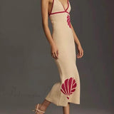 Vestido midi sexy con tirantes de malla, espalda abierta y escote en pico.