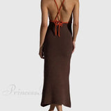 Vestido midi sexy con tirantes de malla, espalda abierta y escote en pico.