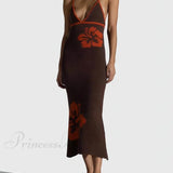 Vestido midi sexy con tirantes de malla, espalda abierta y escote en pico.