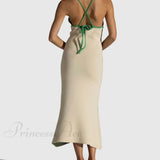Vestido midi sexy con tirantes de malla, espalda abierta y escote en pico.