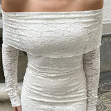 Vestido largo ajustado con diseño de hombros descubiertos y bordado de encaje.