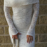 Vestido largo ajustado con diseño de hombros descubiertos y bordado de encaje.