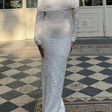 Vestido largo ajustado con diseño de hombros descubiertos y bordado de encaje.