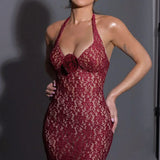 Vestido largo ajustado de encaje con cuello halter