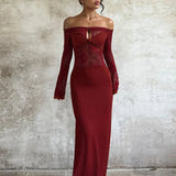 Elegante vestido largo de encaje ajustado y con hombros descubiertos.
