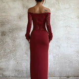 Elegante vestido largo de encaje ajustado y con hombros descubiertos.