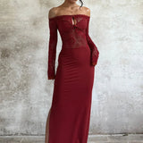 Elegante vestido largo de encaje ajustado y con hombros descubiertos.