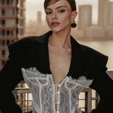 Blazer sexy con paneles de encaje y hombros ajustados.