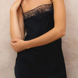 Vestido de tirantes de encaje con patchwork negro