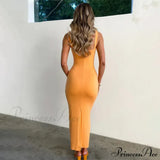 Elegante vestido de verano de largo medio con espalda abierta y abertura, adornado con encaje y atado en la parte delantera.