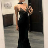 Un vestido de noche midi femenino y seductor, adornado con encaje, un escote en V profundo y paneles de malla, ideal para noches de club.