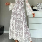 Vestido midi con mangas acampanadas y detalles de cordones.