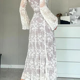 Vestido midi con mangas acampanadas y detalles de cordones.