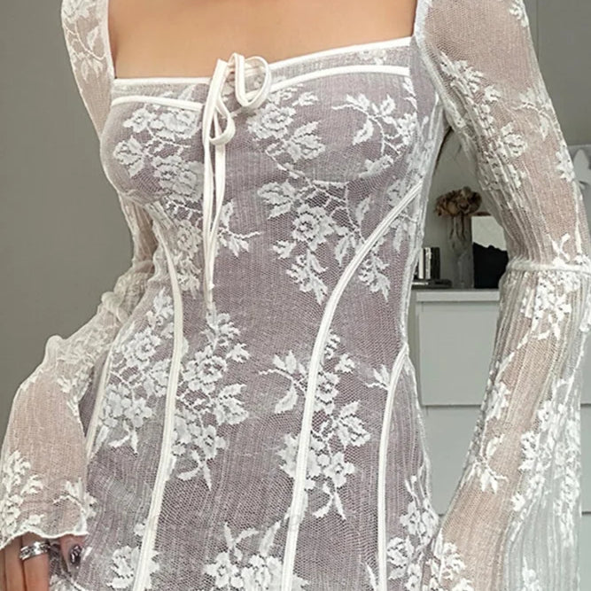 Vestido midi con mangas acampanadas y detalles de cordones.