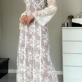 Vestido midi con mangas acampanadas y detalles de cordones.