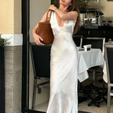 Elegante vestido largo con finos tirantes blancos y ribete de encaje.