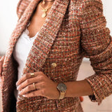 Elegante blazer cruzado a cuadros con corte entallado y mangas largas.
