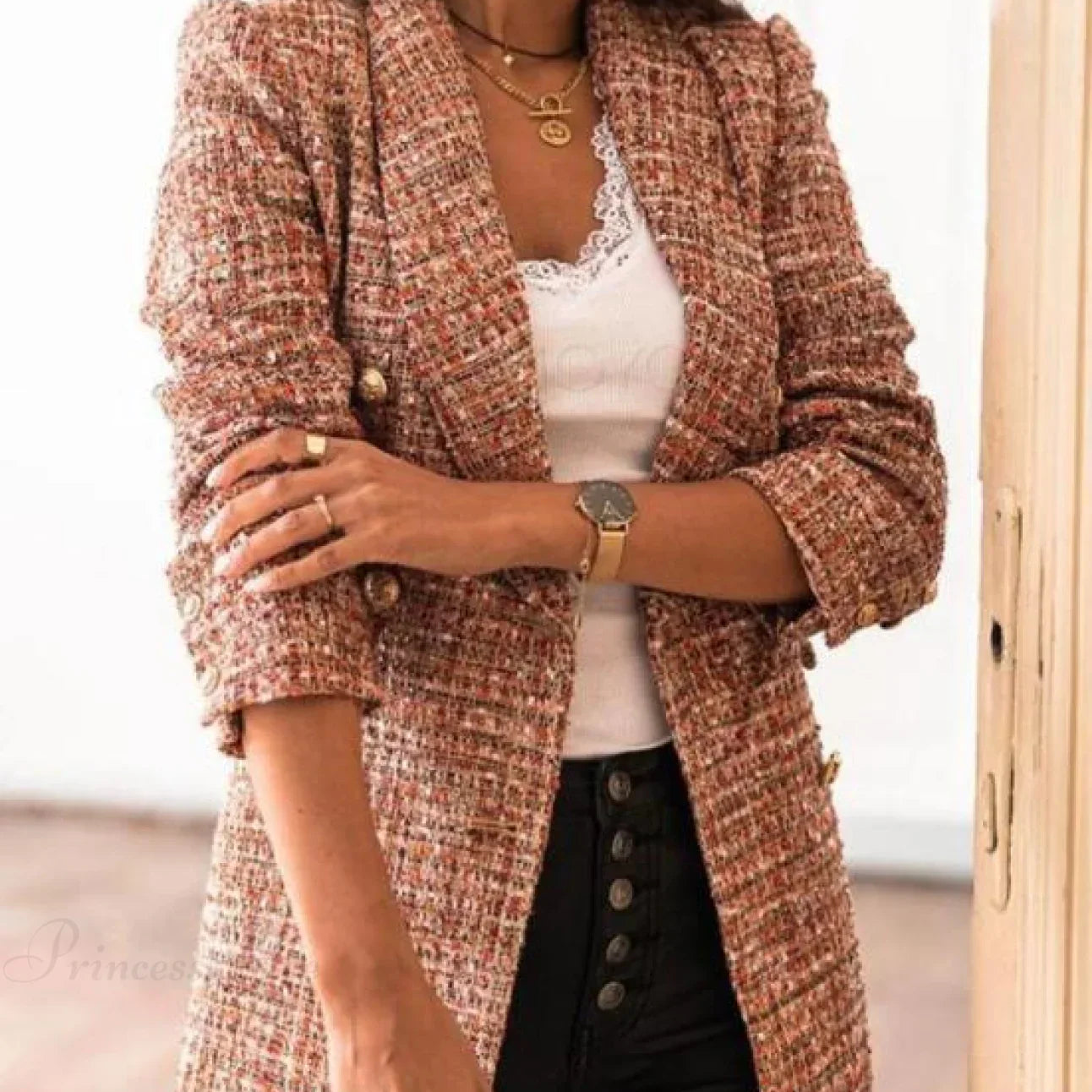 Elegante blazer cruzado a cuadros con corte entallado y mangas largas.