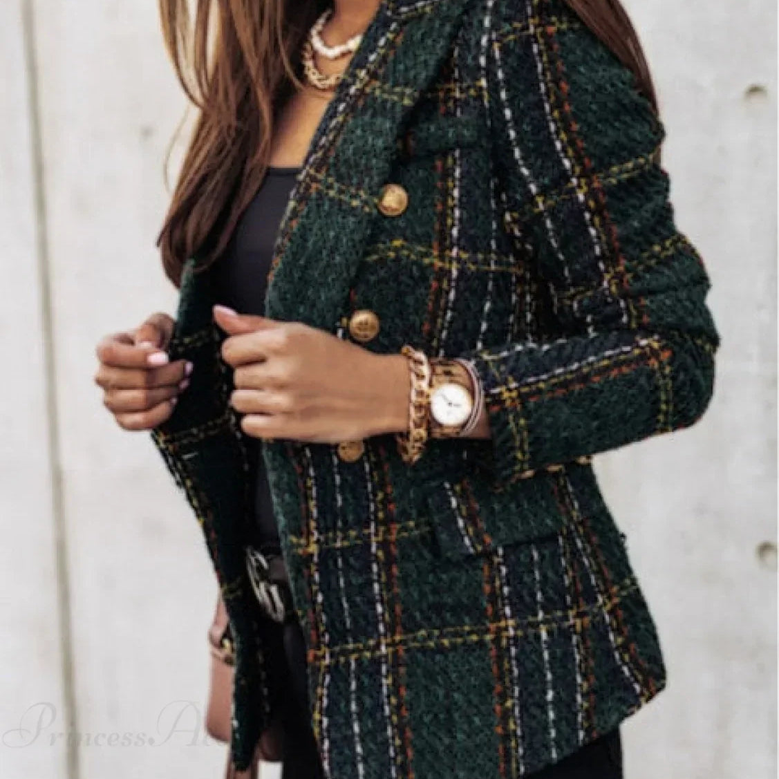 Elegante blazer cruzado a cuadros con corte entallado y mangas largas.
