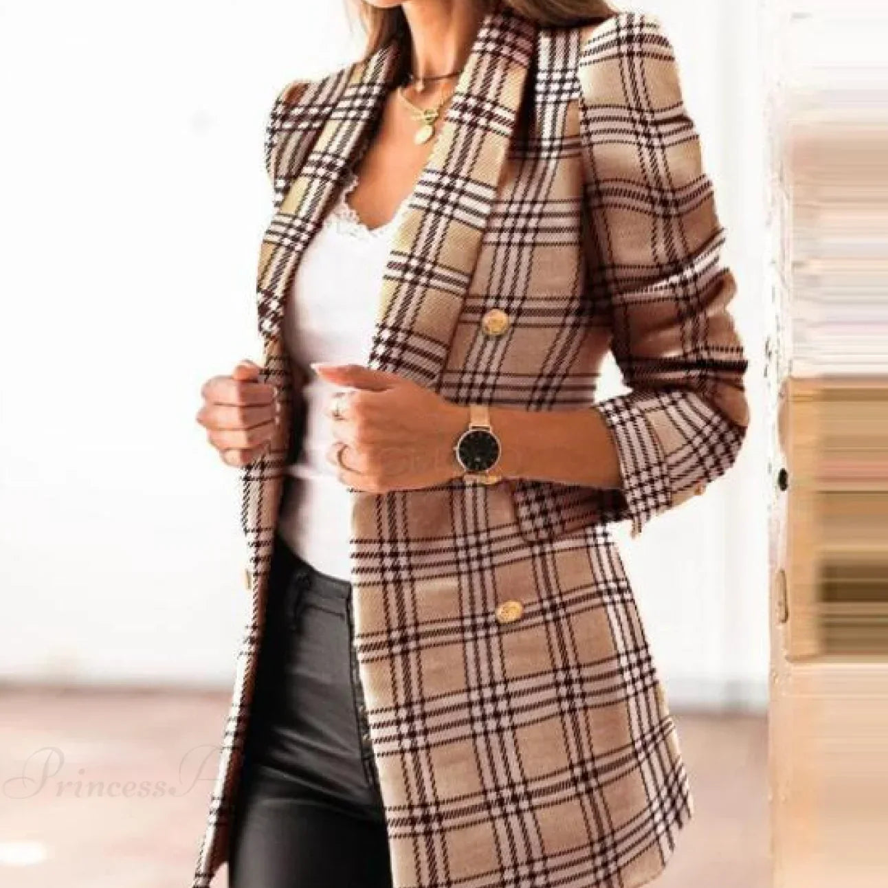 Elegante blazer cruzado a cuadros con corte entallado y mangas largas.