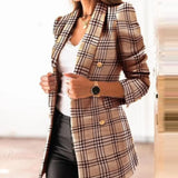 Elegante blazer cruzado a cuadros con corte entallado y mangas largas.